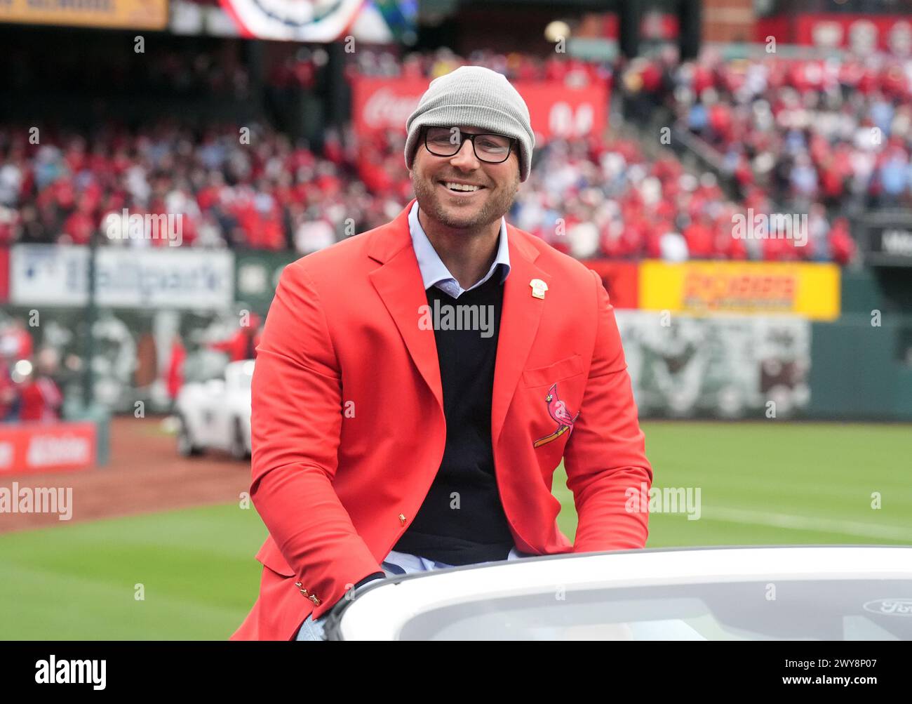 Prog Louis, États-Unis. 04th Apr, 2024. Ancien Louis Cardinals outfielder et membre du préparé Louis Cardinals Hall of Fame Matt Holliday, sourit à la foule alors qu'il est présenté lors des cérémonies d'ouverture avant un match contre les Marlins de Miami au Busch Stadium Louis le jeudi 4 avril 2024. Photo de Bill Greenblatt/UPI crédit : UPI/Alamy Live News Banque D'Images