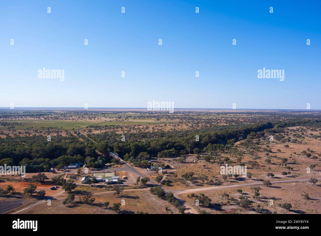 Aérienne du village riverain isolé de Tilpa sur les plaines inondables de la rivière Darling Nouvelle-Galles du Sud Australie Banque D'Images