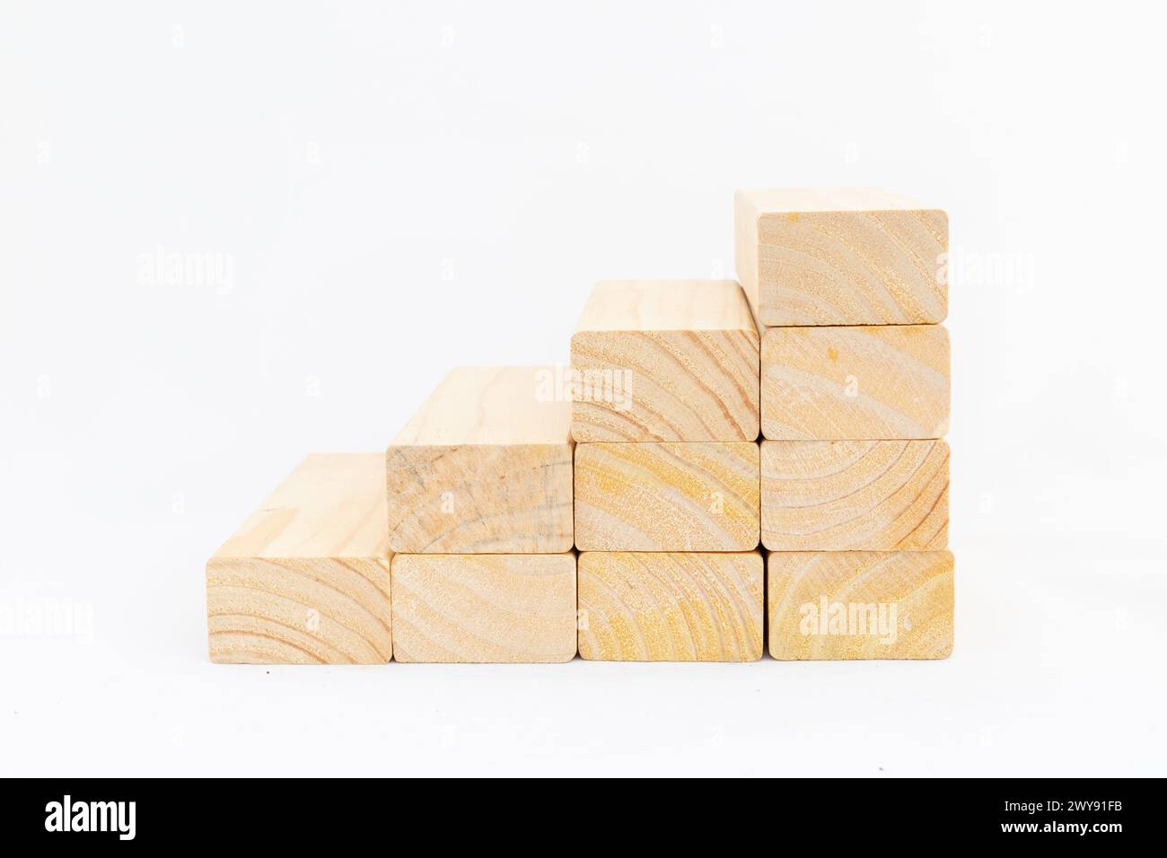 Cubes en bois blanc cubes escaliers sur un fond blanc .espace pour le texte ou le concept d'entreprise. Banque D'Images