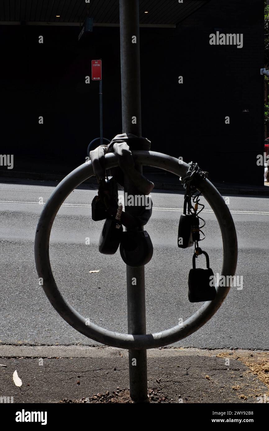 Coffres-forts à clés attachés à un poteau utilitaire collection disgracieuse boîtes à clés de serrure à combinaison pour Airbnb appartement à court terme laissant Darlinghurst Banque D'Images