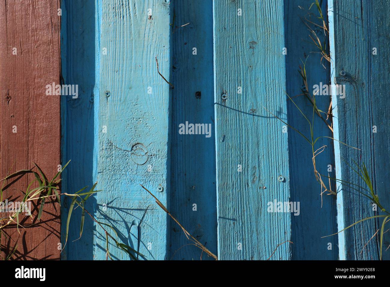 Toutes les textures trouvées près de Beach Pier Like Old Boat, Sand, Moss, Broken Concrete, Painted Metals, pavés, empreintes de pieds Banque D'Images