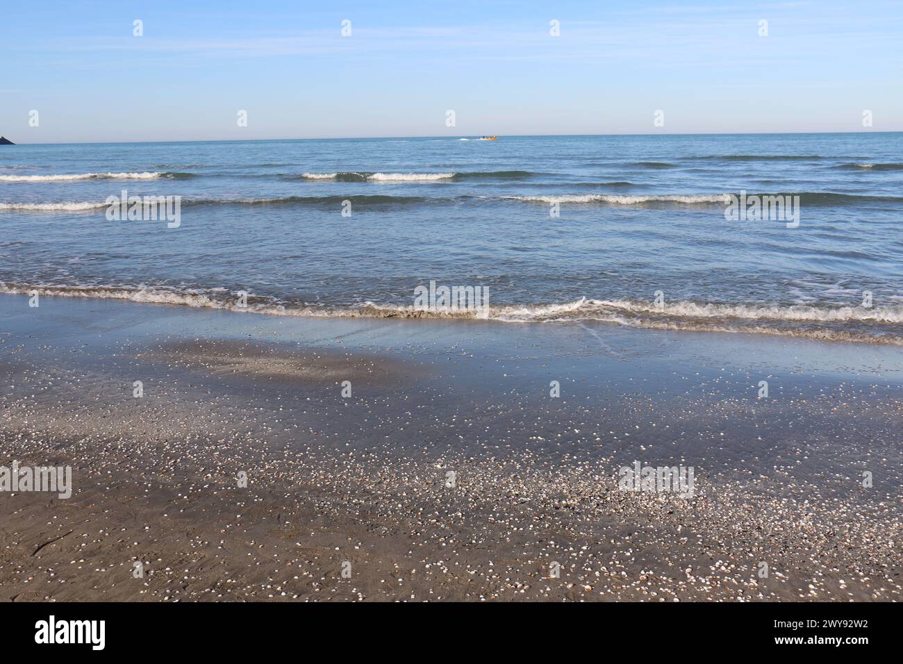 Toutes les textures trouvées près de Beach Pier Like Old Boat, Sand, Moss, Broken Concrete, Painted Metals, pavés, empreintes de pieds Banque D'Images