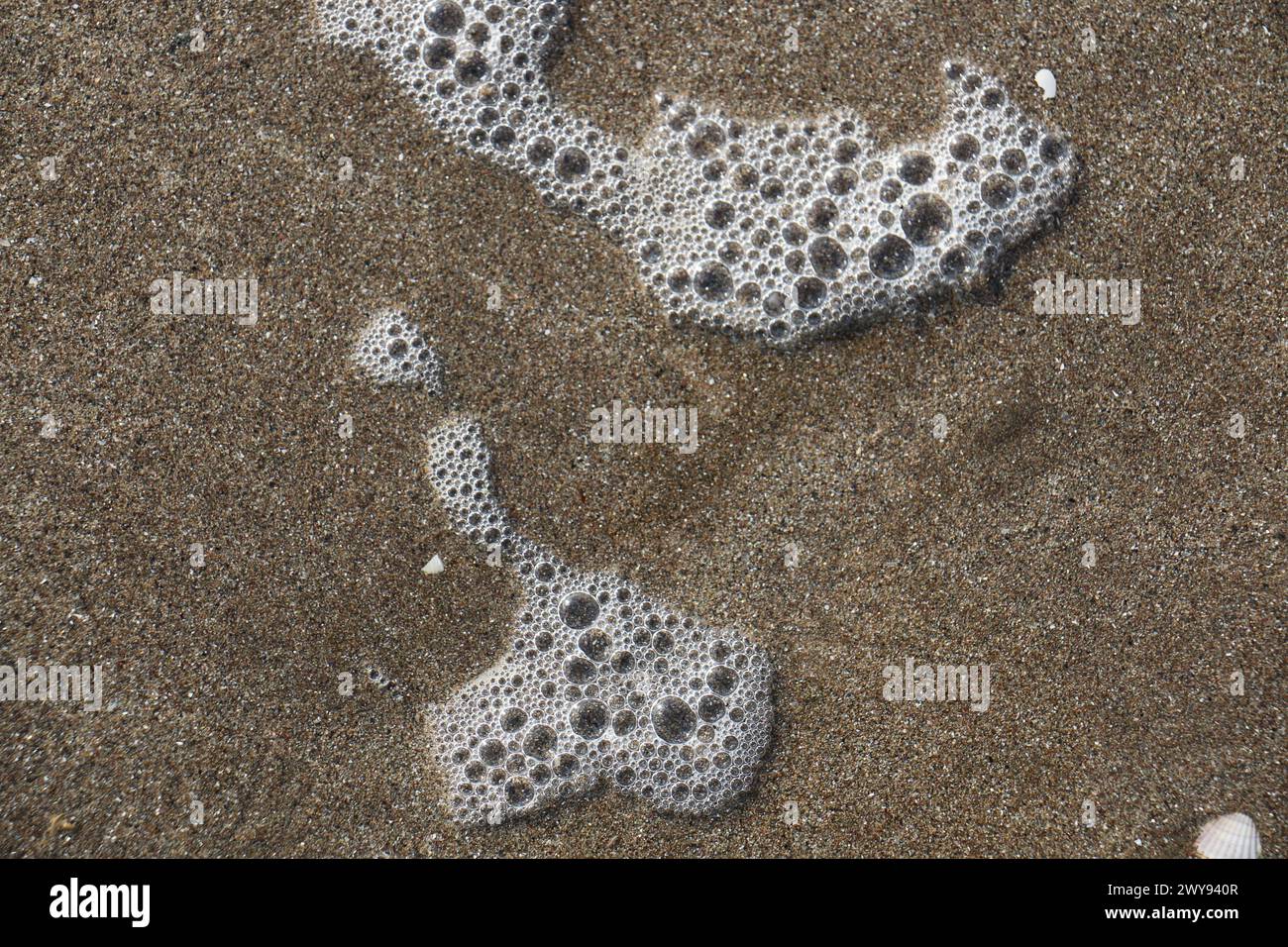 Toutes les textures trouvées près de Beach Pier Like Old Boat, Sand, Moss, Broken Concrete, Painted Metals, pavés, empreintes de pieds Banque D'Images