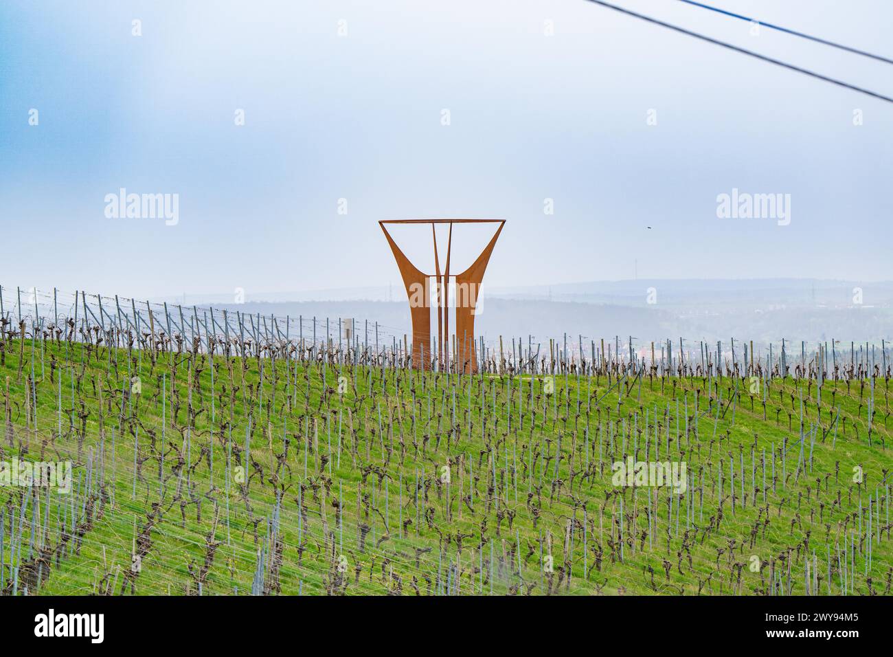 Vaste paysage viticole avec une installation artistique saisissante sous un ciel nuageux, Jesus Grace Chruch, Weitblickweg, randonnée de Pâques, Hohenhaslach, Allemagne Banque D'Images