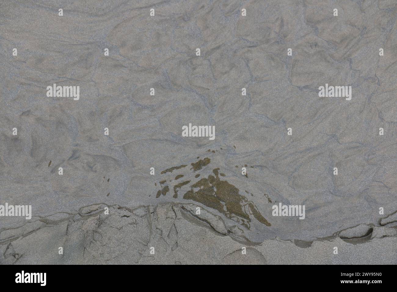 Toutes les textures trouvées près de Beach Pier Like Old Boat, Sand, Moss, Broken Concrete, Painted Metals, pavés, empreintes de pieds Banque D'Images