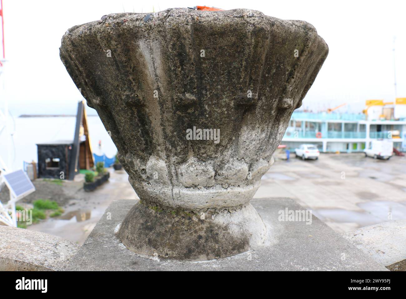 Toutes les textures trouvées près de Beach Pier Like Sand, Moss, Broken Concrete, Painted Metals, Cobblestones, métal rouillé, béton fissuré, béton peint. Banque D'Images