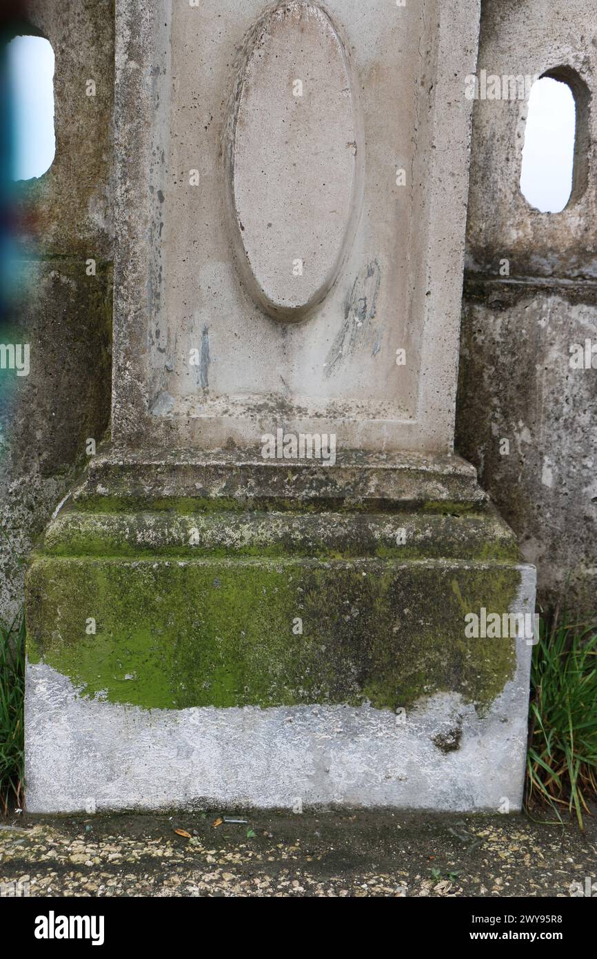 Toutes les textures trouvées près de Beach Pier Like Sand, Moss, Broken Concrete, Painted Metals, Cobblestones, métal rouillé, béton fissuré, béton peint. Banque D'Images