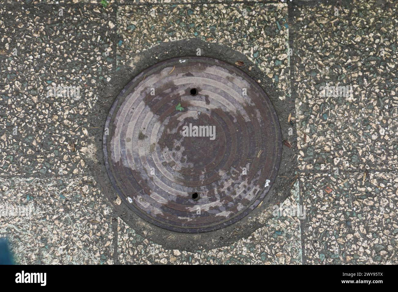 Toutes les textures trouvées près de Beach Pier Like Sand, Moss, Broken Concrete, Painted Metals, Cobblestones, métal rouillé, béton fissuré, béton peint. Banque D'Images