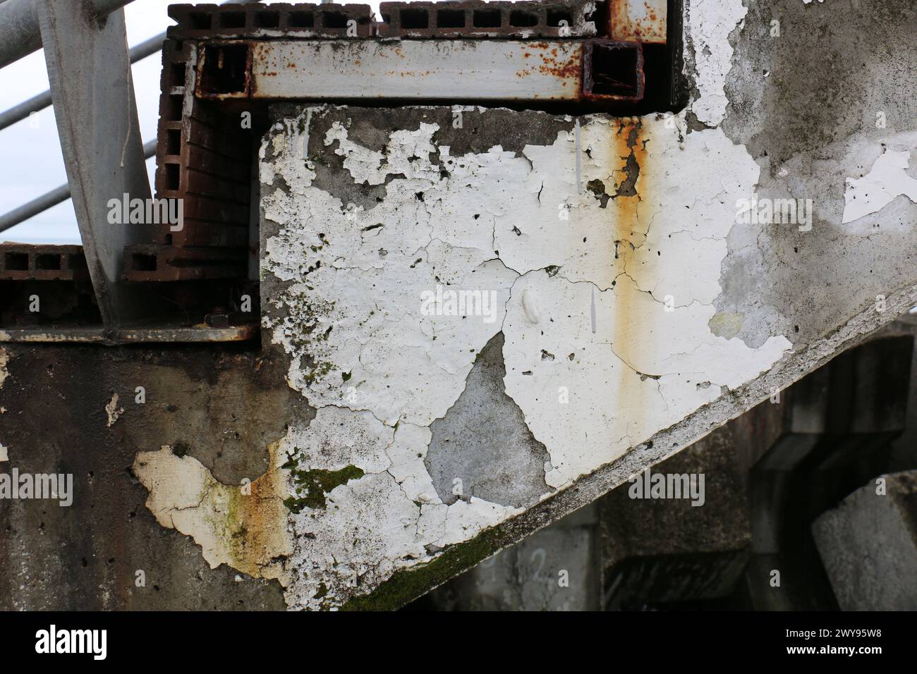 Toutes les textures trouvées près de Beach Pier Like Sand, Moss, Broken Concrete, Painted Metals, Cobblestones, métal rouillé, béton fissuré, béton peint. Banque D'Images