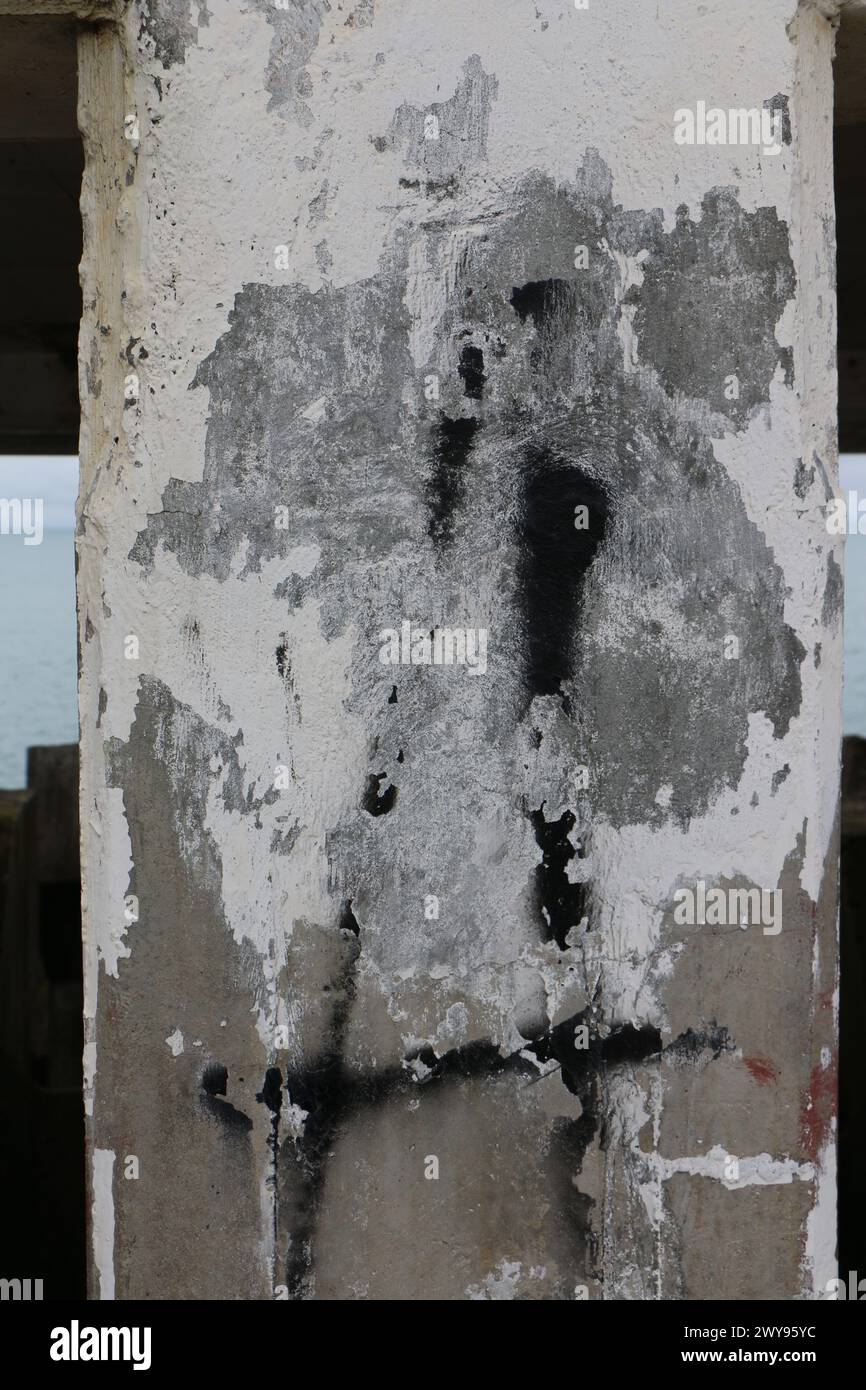 Toutes les textures trouvées près de Beach Pier Like Sand, Moss, Broken Concrete, Painted Metals, Cobblestones, métal rouillé, béton fissuré, béton peint. Banque D'Images