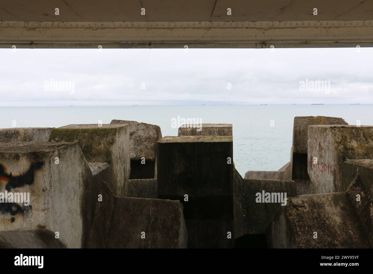 Toutes les textures trouvées près de Beach Pier Like Sand, Moss, Broken Concrete, Painted Metals, Cobblestones, métal rouillé, béton fissuré, béton peint. Banque D'Images