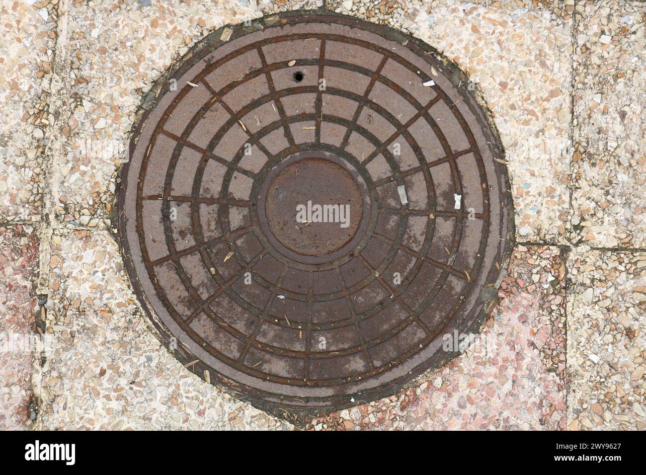 Toutes les textures trouvées près de Beach Pier Like Sand, Moss, Broken Concrete, Painted Metals, Cobblestones, métal rouillé, béton fissuré, béton peint. Banque D'Images