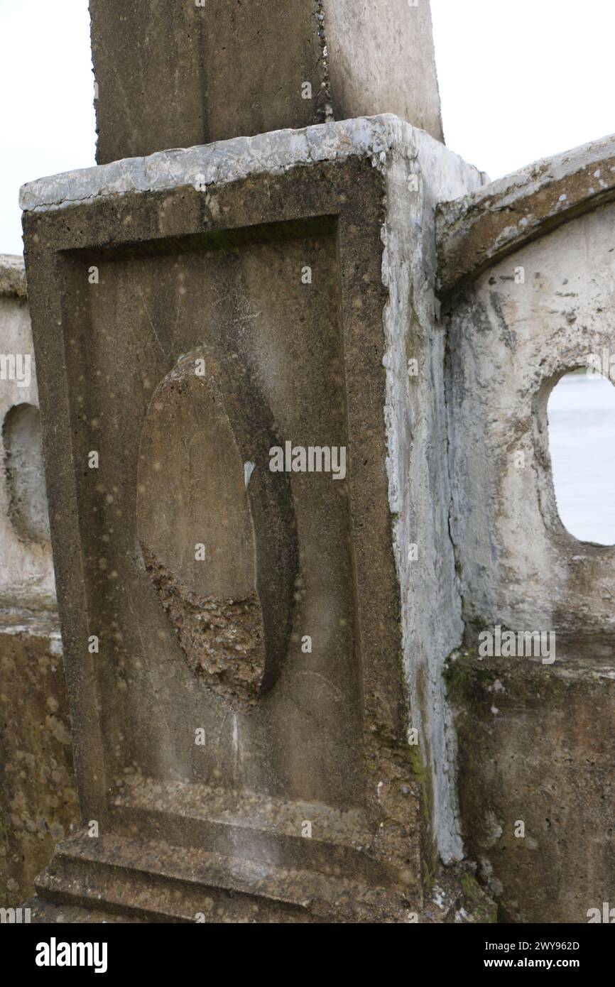 Toutes les textures trouvées près de Beach Pier Like Sand, Moss, Broken Concrete, Painted Metals, Cobblestones, métal rouillé, béton fissuré, béton peint. Banque D'Images