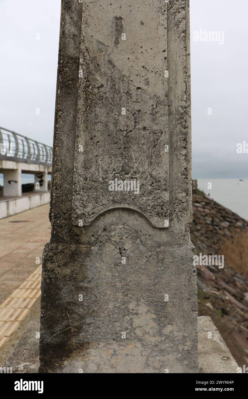 Toutes les textures trouvées près de Beach Pier Like Sand, Moss, Broken Concrete, Painted Metals, Cobblestones, métal rouillé, béton fissuré, béton peint. Banque D'Images
