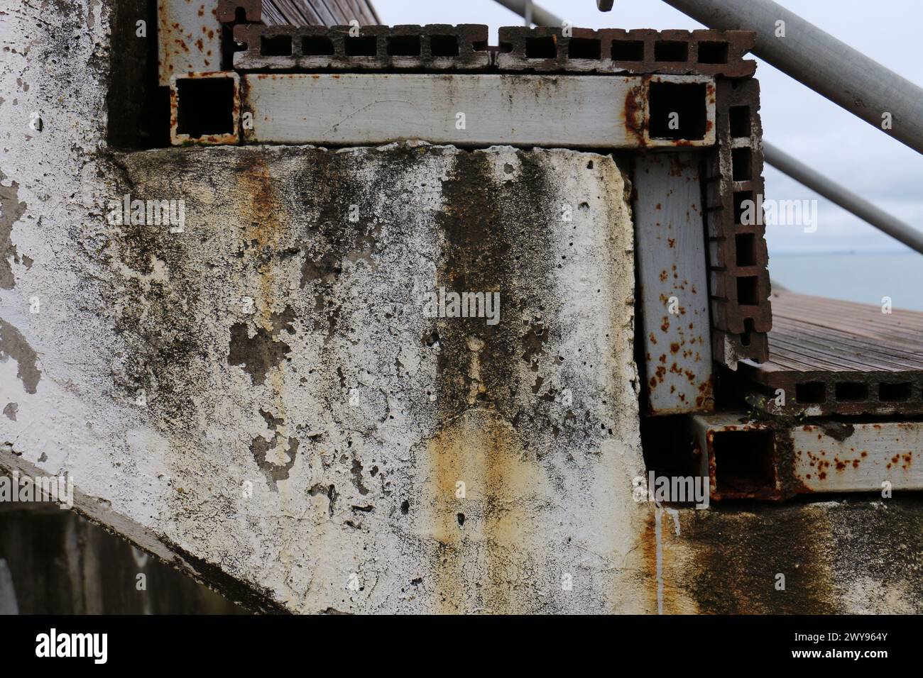 Toutes les textures trouvées près de Beach Pier Like Sand, Moss, Broken Concrete, Painted Metals, Cobblestones, métal rouillé, béton fissuré, béton peint. Banque D'Images
