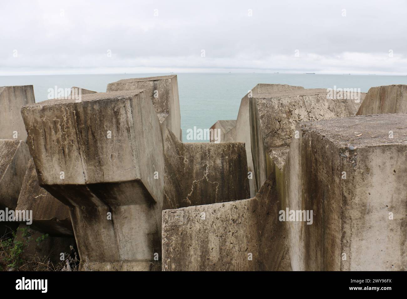 Toutes les textures trouvées près de Beach Pier Like Sand, Moss, Broken Concrete, Painted Metals, Cobblestones, métal rouillé, béton fissuré, béton peint. Banque D'Images