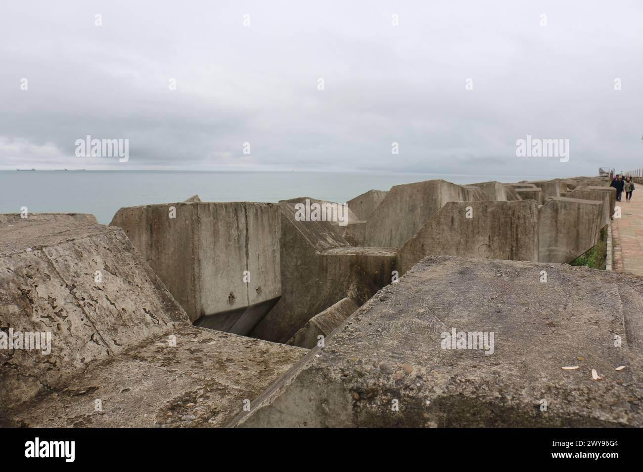 Toutes les textures trouvées près de Beach Pier Like Sand, Moss, Broken Concrete, Painted Metals, Cobblestones, métal rouillé, béton fissuré, béton peint. Banque D'Images