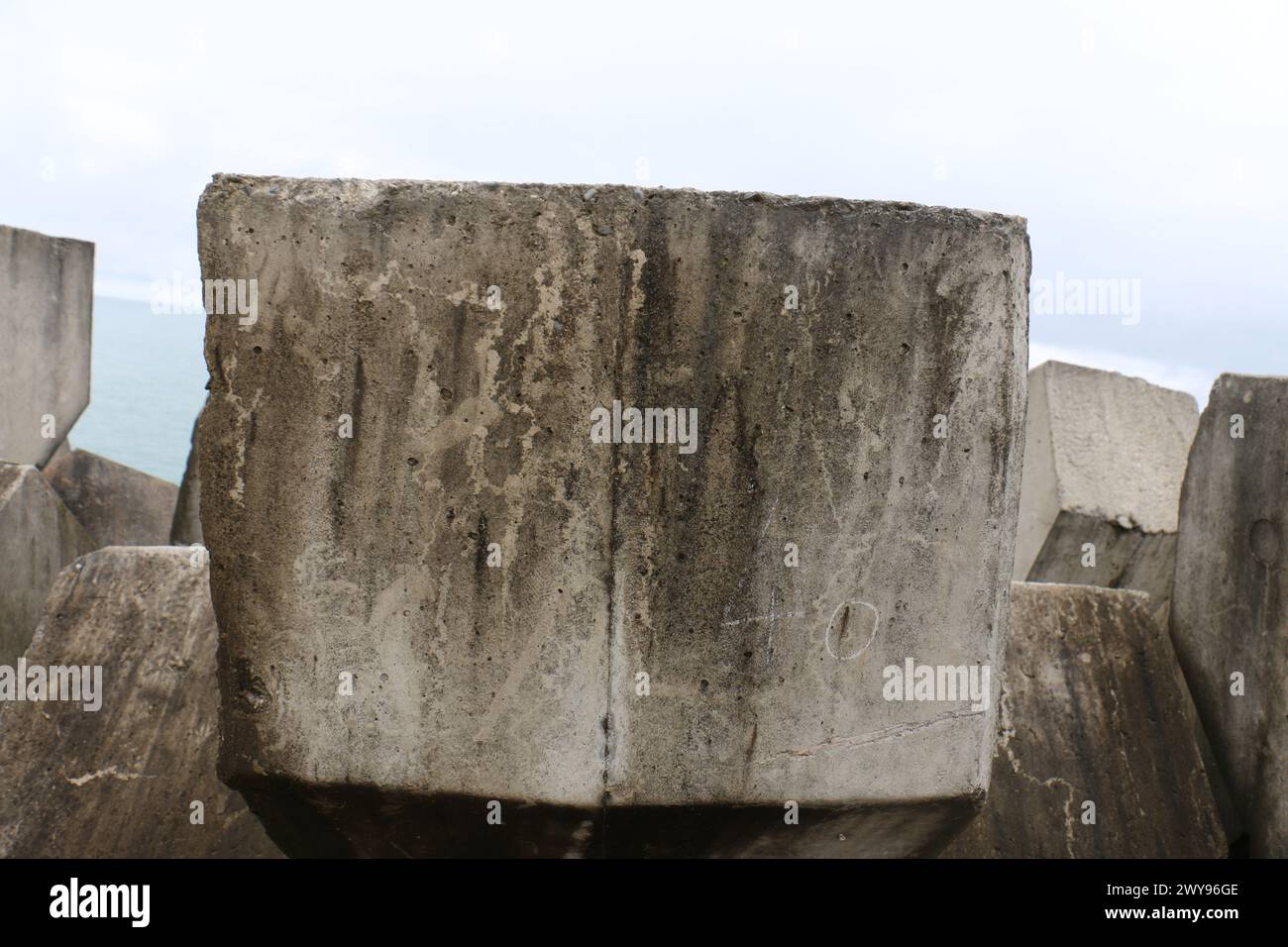 Toutes les textures trouvées près de Beach Pier Like Sand, Moss, Broken Concrete, Painted Metals, Cobblestones, métal rouillé, béton fissuré, béton peint. Banque D'Images