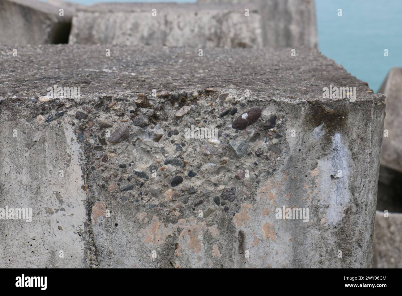 Toutes les textures trouvées près de Beach Pier Like Sand, Moss, Broken Concrete, Painted Metals, Cobblestones, métal rouillé, béton fissuré, béton peint. Banque D'Images