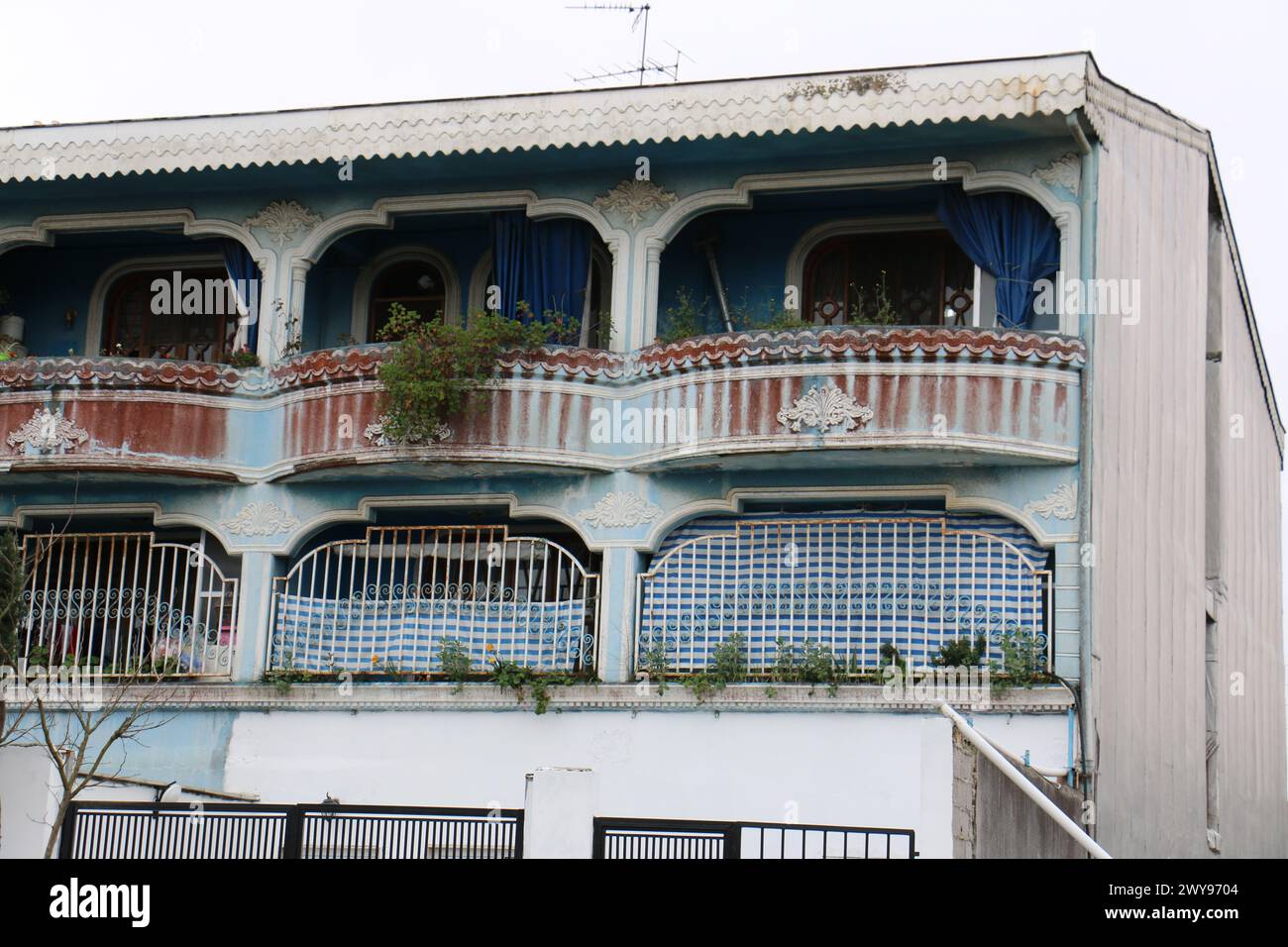 Toutes les textures trouvées près de Beach Pier Like Sand, Moss, Broken Concrete, Painted Metals, Cobblestones, métal rouillé, béton fissuré, béton peint. Banque D'Images