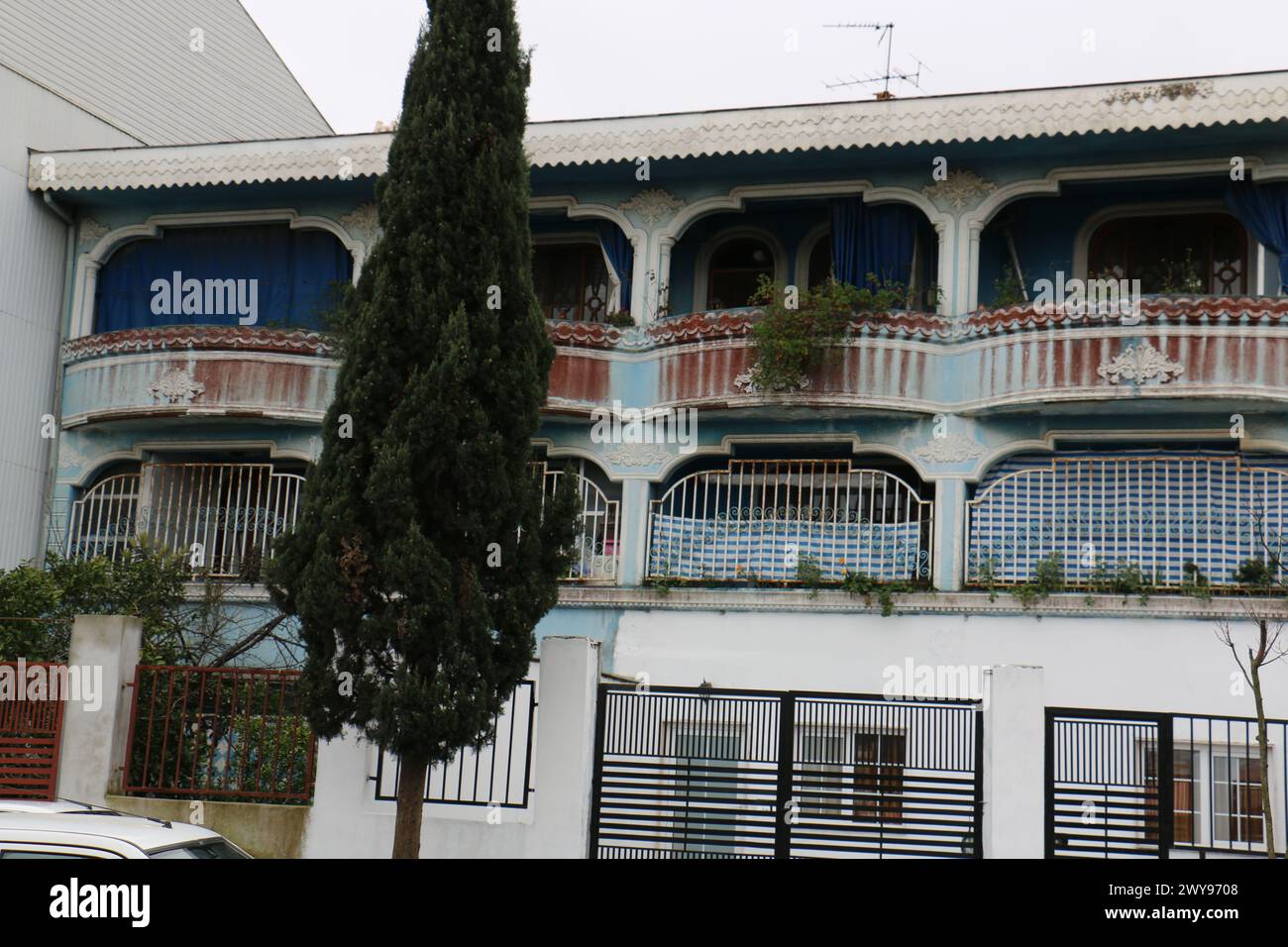 Toutes les textures trouvées près de Beach Pier Like Sand, Moss, Broken Concrete, Painted Metals, Cobblestones, métal rouillé, béton fissuré, béton peint. Banque D'Images