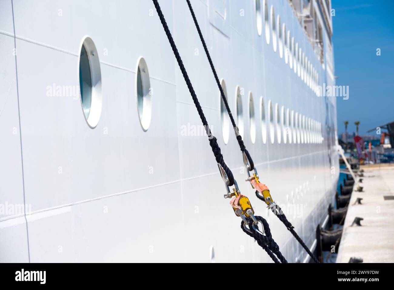 Amarrages contre le côté bateau de croisière dans le port Banque D'Images