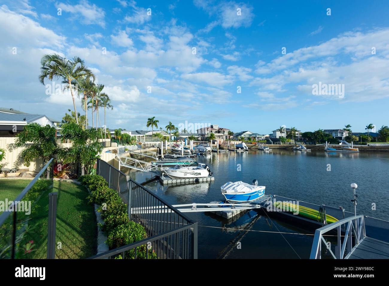 Vue panoramique sur les propriétés de luxe et leur amarrage privé à Banksia Beach, Bribie Island, Queensland, Queensland, Queensland, Queensland, Australie Banque D'Images