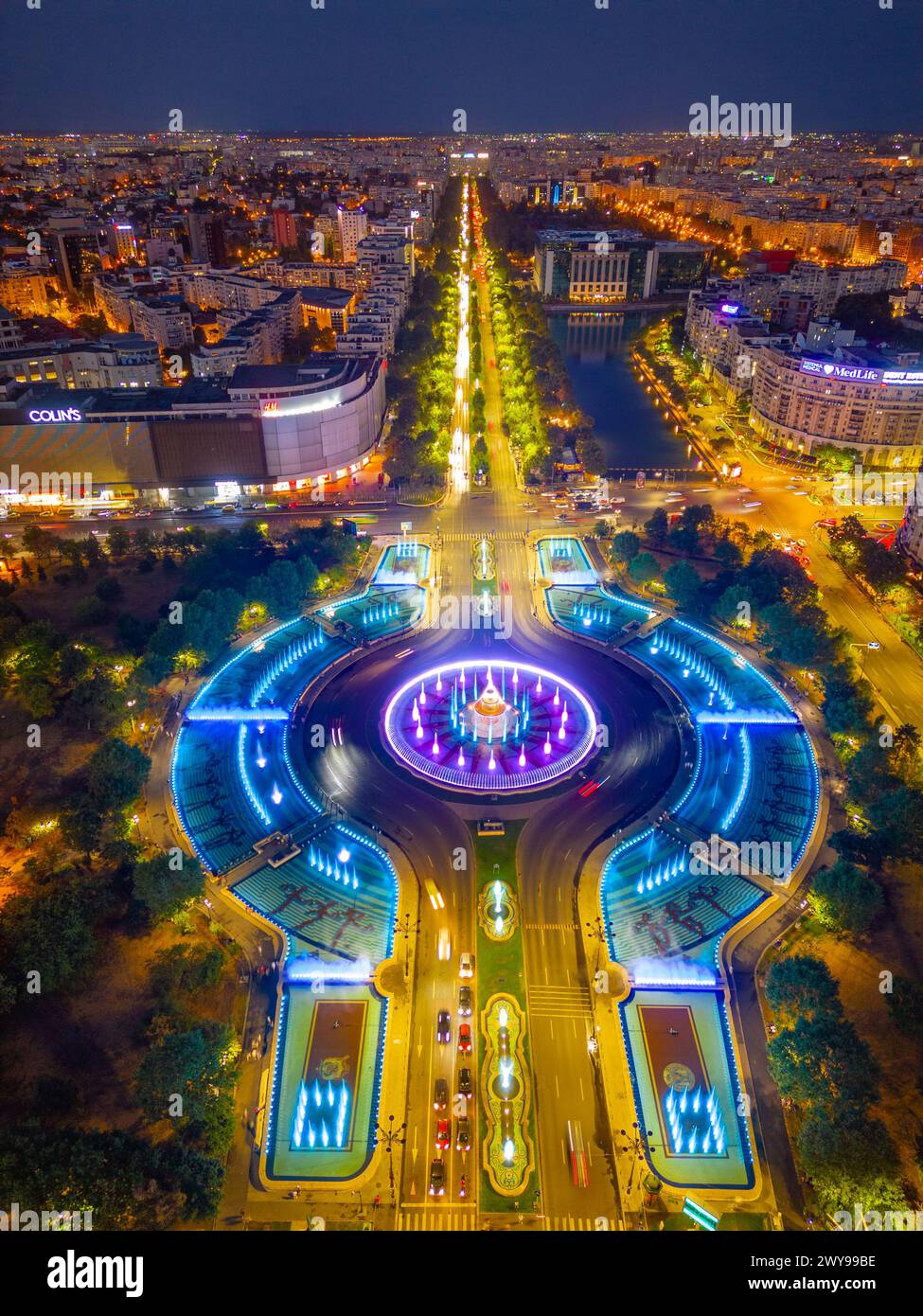 Bucarest, Roumanie, 21 août 2023 : vue panoramique au coucher du soleil d'une fontaine sur la place Unirii à Bucarest, Roumanie Banque D'Images