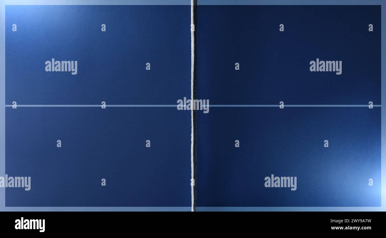Vue de dessus de la surface de jeu de ping-pong bleu professionnel avec éclairage dans deux coins. Vue de dessus. Banque D'Images