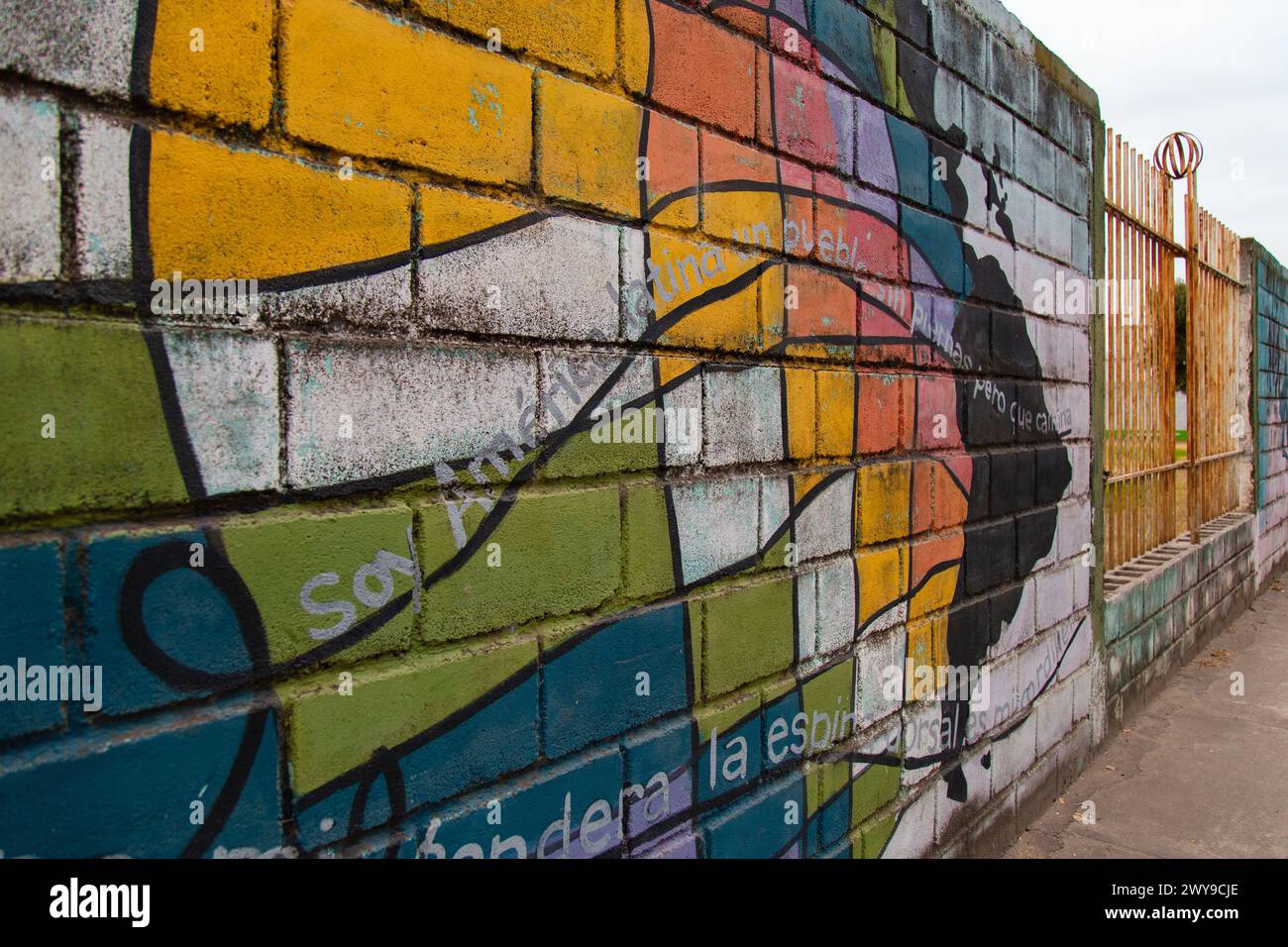 Un gros plan de Whipala Graffiti sur le mur a uni l'Amérique latine à Villa Maria, Cordoue, Argentine Banque D'Images