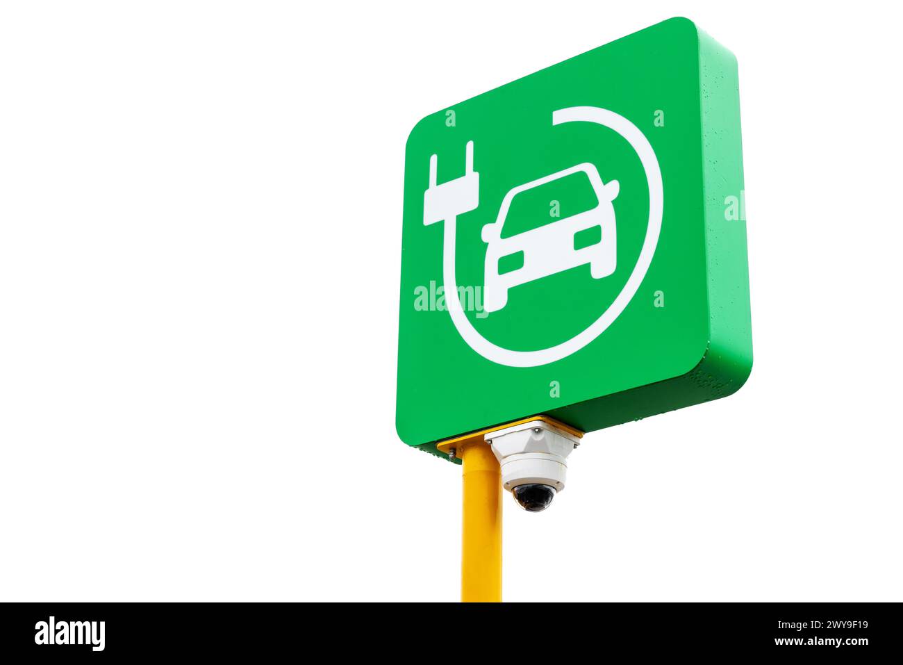 Station de charge pour voitures électriques, panneau routier vert avec caméra CCTV intégrée isolé sur fond blanc Banque D'Images