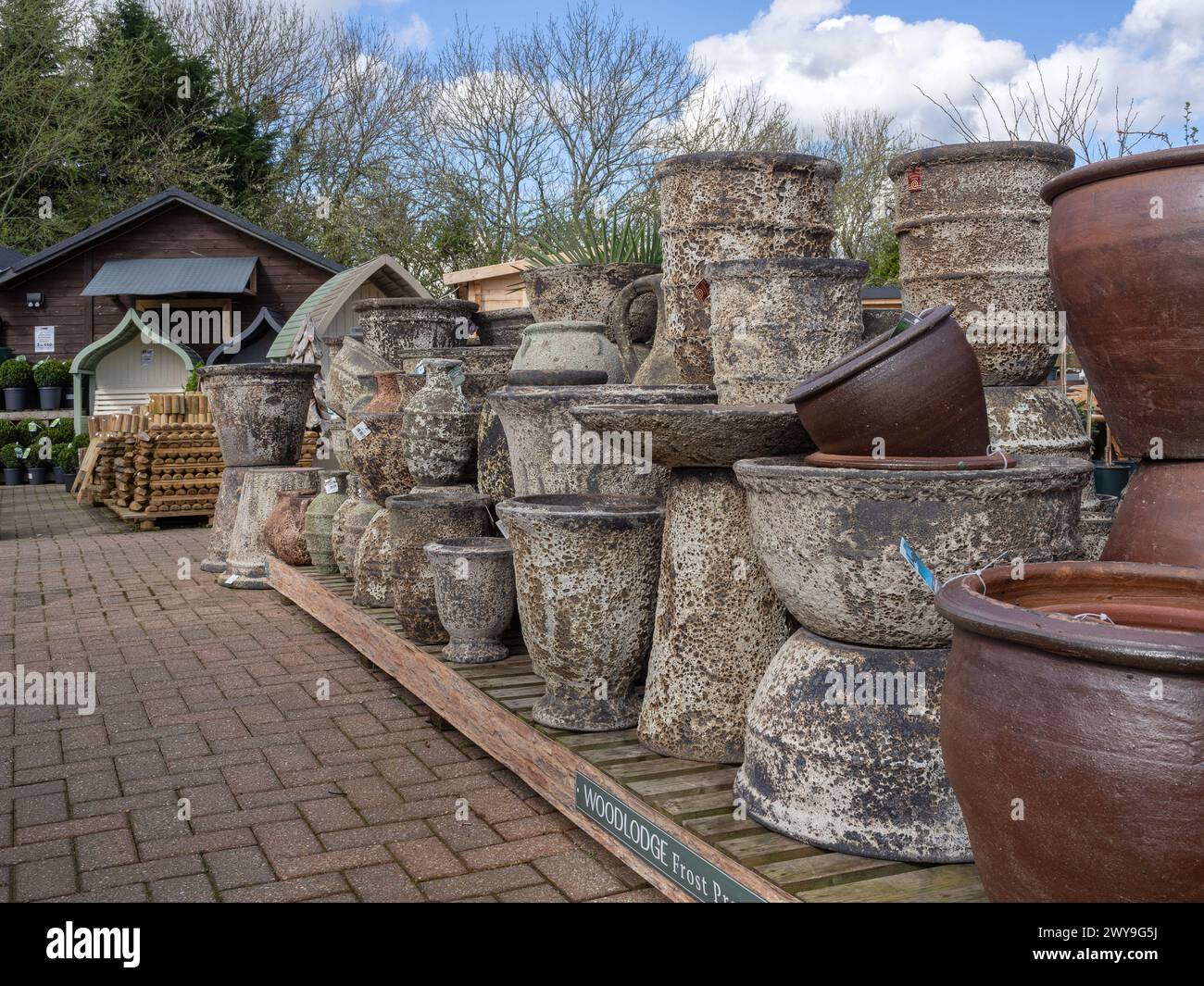 Une variété de pots en pierre en vente à Whilton Locks Garden Village, Whilton Locks, Northamptonshire, Royaume-Uni Banque D'Images
