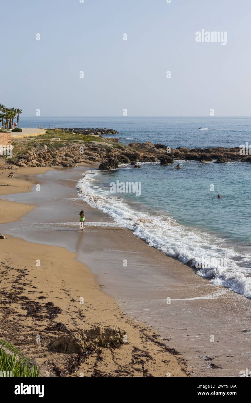 Promenade matinale sur la plage rocheuse, Pafos Chypre Banque D'Images