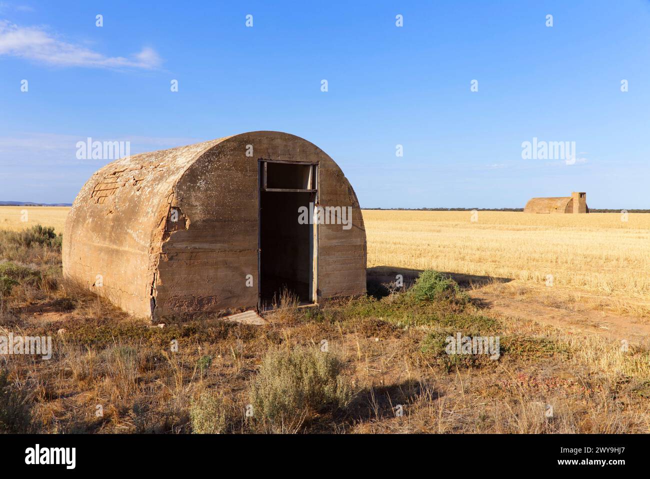L'Igloo construisit des bunkers de la seconde Guerre mondiale dans un champ de blé près de la péninsule de Port Gibbon Eyre en Australie méridionale Banque D'Images