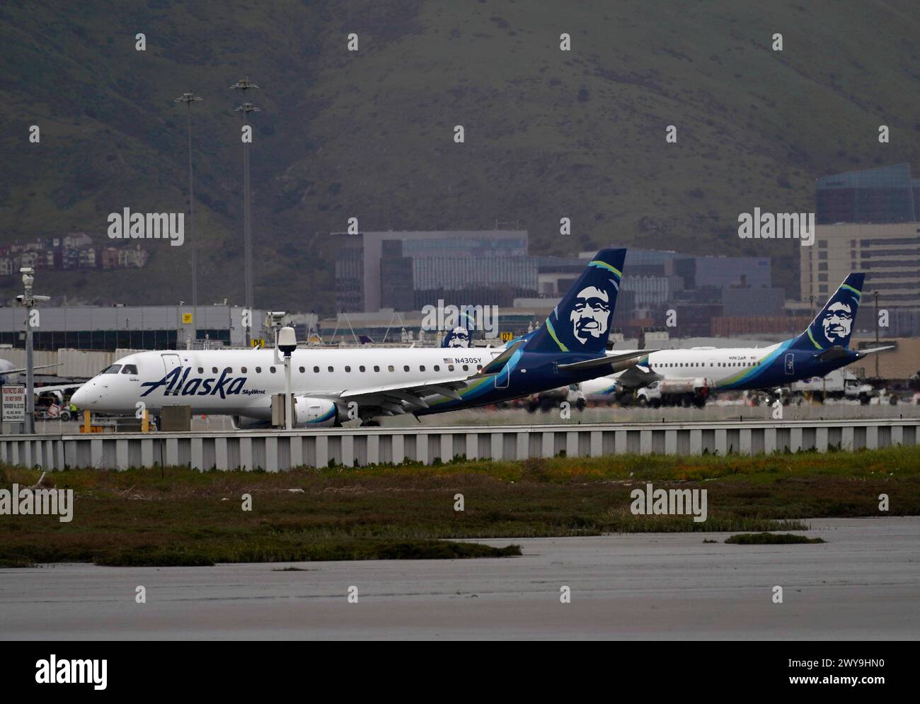 San Francisco. 4 avril 2024. Cette photo prise le 4 avril 2024 montre des avions d'Alaska Airlines à l'aéroport international de San Francisco à San Francisco, aux États-Unis. Boeing a versé à Alaska Airlines 160 millions de dollars américains en compensation au premier trimestre pour l'immobilisation du 737 Max 9, selon la compagnie aérienne. Crédit : Li Jianguo/Xinhua/Alamy Live News Banque D'Images