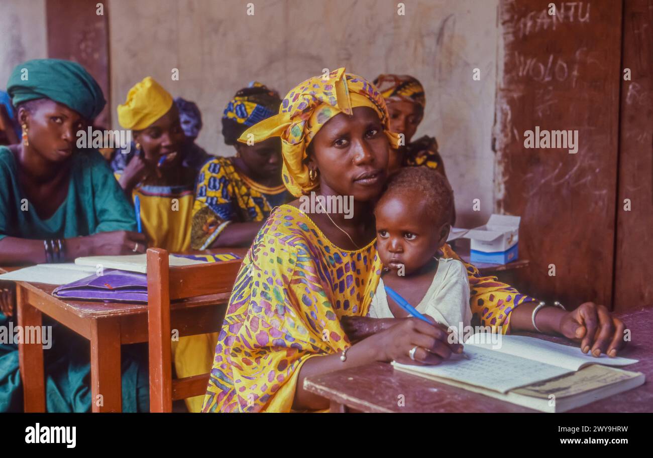 Sénégal, Djogo, mère et enfant lors d'une leçon d'un projet d'éducation des adultes pour éliminer l'analphabétisme. Banque D'Images