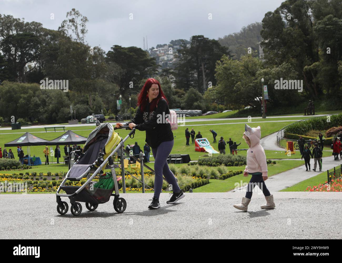 San Francisco, États-Unis. 4 avril 2024. Les gens s'amusent au Golden Gate Park à San Francisco, Californie, États-Unis, le 4 avril 2024. Le Golden Gate Park a célébré son 154e anniversaire jeudi. Crédit : Liu Yilin/Xinhua/Alamy Live News Banque D'Images