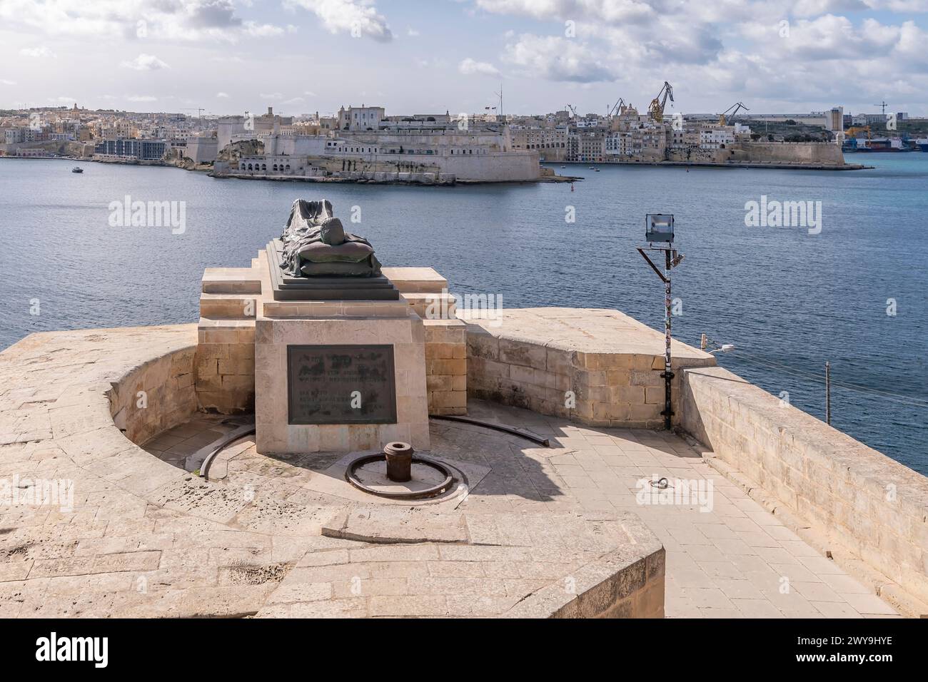 Vue panoramique sur la baie de la Valette, Malte et le Grand Port depuis le mémorial de guerre de la cloche de siège Banque D'Images