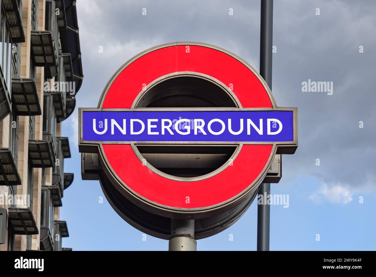 Londres, Royaume-Uni - 20 mai 2023 : panneau en forme de cocarde London Underground. Le métro de Londres est le plus ancien chemin de fer souterrain du monde Banque D'Images
