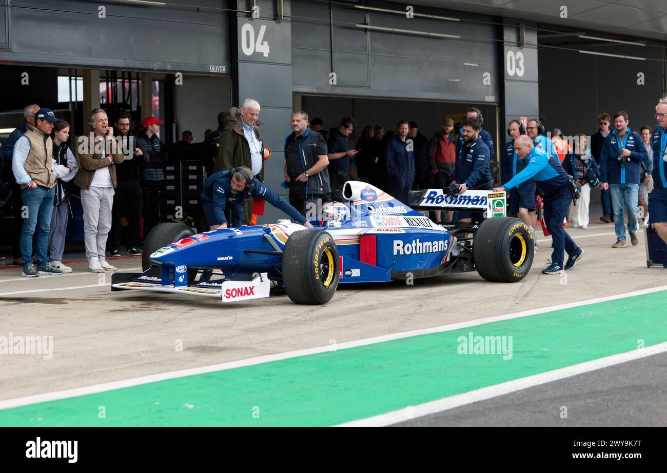 Williams Racing Team Pit Crew prépare la Williams FW19, pour participer à la démonstration du 75e anniversaire des voitures de formule 1 Post '66 Banque D'Images