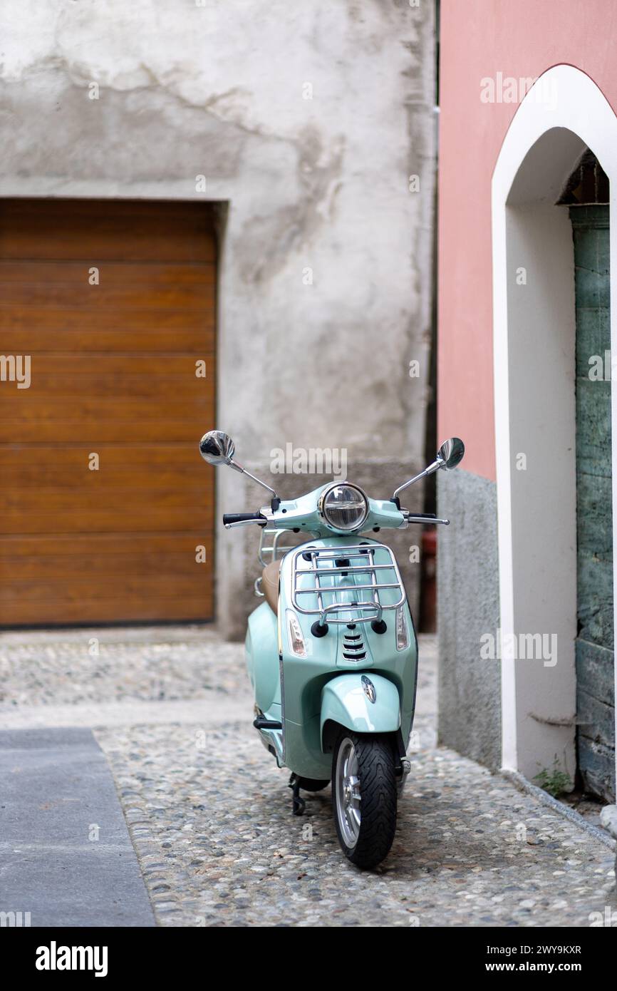 Vintage Mint Scooter garé sur Cobblestone Alley à Lenno Italie Banque D'Images