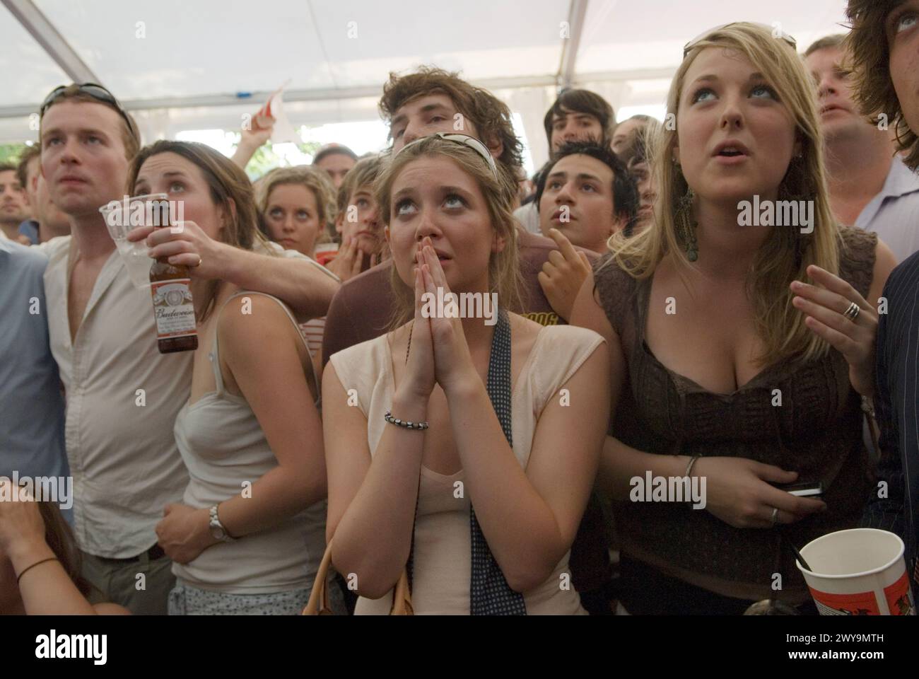Fans de football féminin Royaume-Uni des années 2000 Tir au but de la Coupe du monde de football 2006. Angleterre v Portugal. L'Angleterre perdit. Les fans ont été photographiés dans une chapiteau de tente de bière regardant le match de football sur des téléviseurs spécialement érigés. Oxfordshire UK années 2000 HOMER SYKES. Banque D'Images