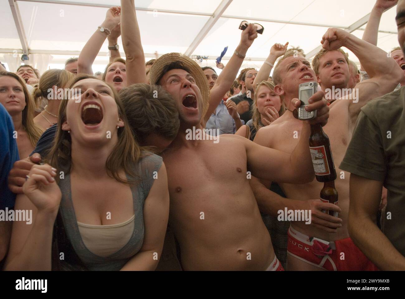 Coupe du monde de football 2006. Angleterre v Portugal. La fusillade de pénalité sur l'Angleterre perdit. Les fans ont été photographiés dans une chapiteau de tente de bière regardant le match de football sur des téléviseurs spécialement érigés. Oxfordshire UK années 2000 HOMER SYKES. Banque D'Images