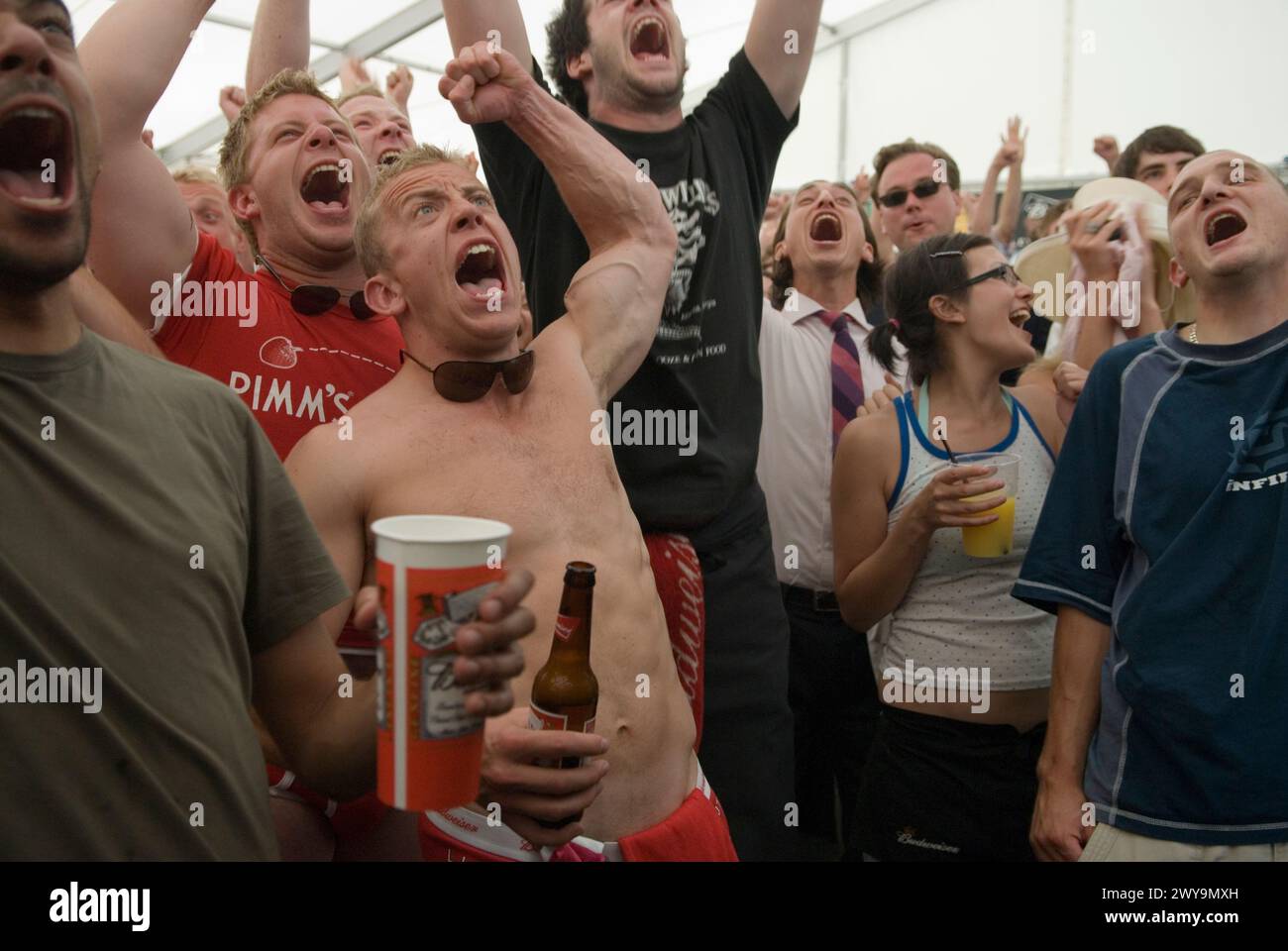 Tir au but de la Coupe du monde de football 2006. Angleterre v Portugal. Les fans acclamant le succès, mais l'Angleterre perdait. Les fans ont été photographiés dans une chapiteau de tente de bière regardant le match de football sur des téléviseurs spécialement érigés. Oxfordshire UK années 2000 HOMER SYKES. Banque D'Images