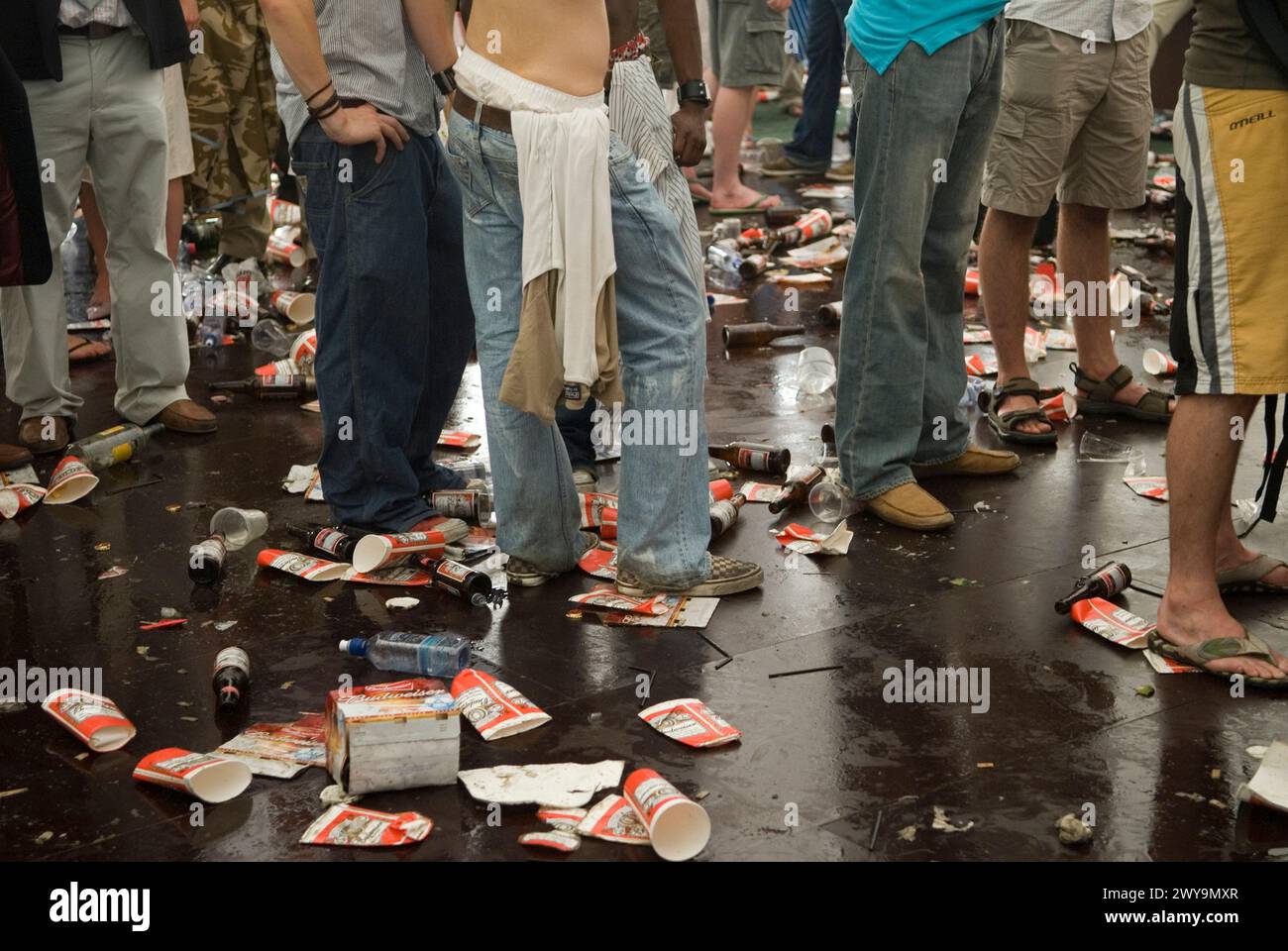 Binge buvant bière tente supporters anglais de football 2006 après la défaite dans la Coupe du monde. Angleterre v Portugal. L'Angleterre a perdu dans une fusillade de pénalité. Des fans photographiés dans une tente de bière après avoir regardé le match de football sur des téléviseurs spécialement érigés. Henley on Thames, Oxfordshire années 2000 Royaume-Uni HOMER SYKES Banque D'Images