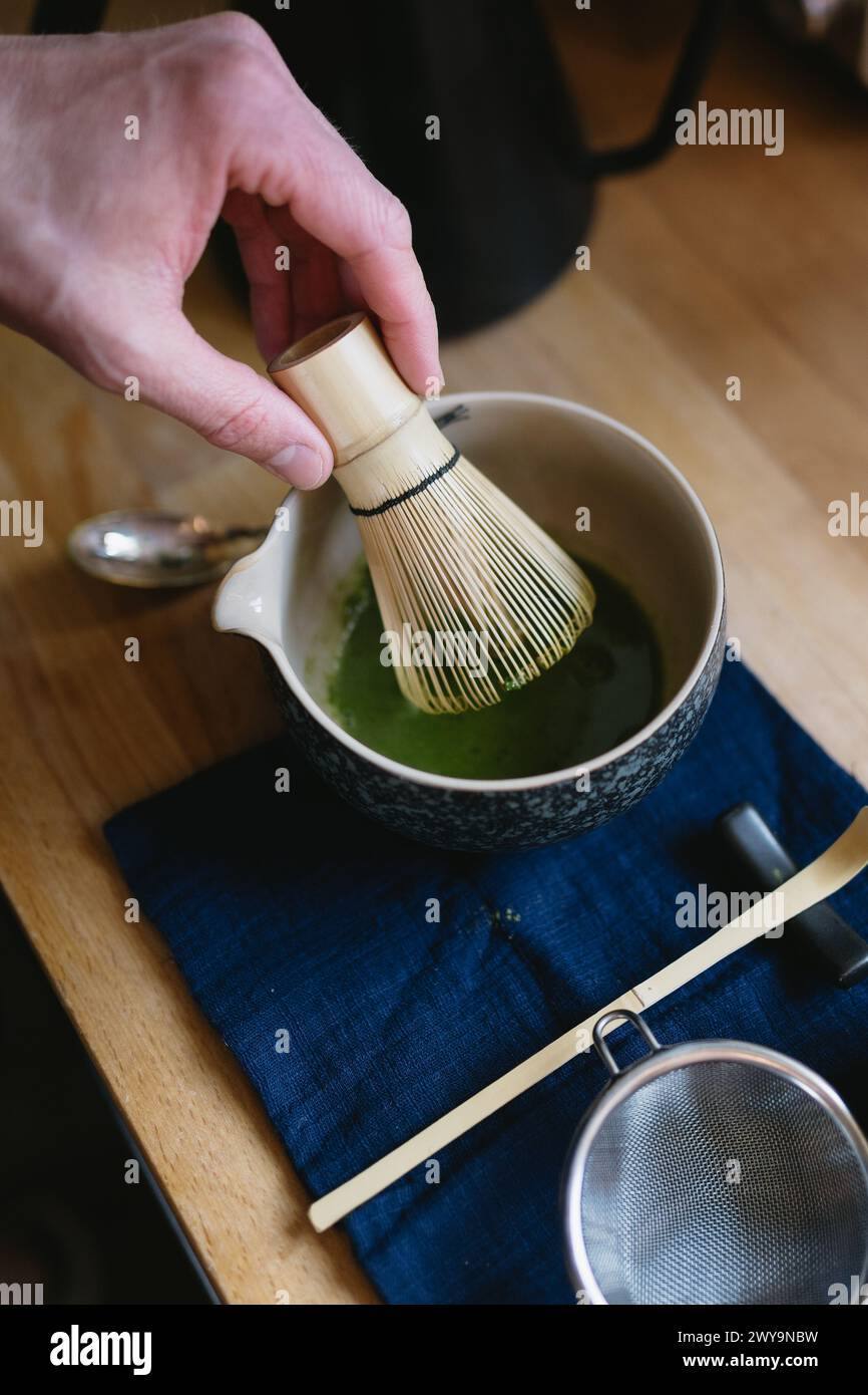fouet en bambou mélangeant une boisson en poudre de thé vert matcha Banque D'Images