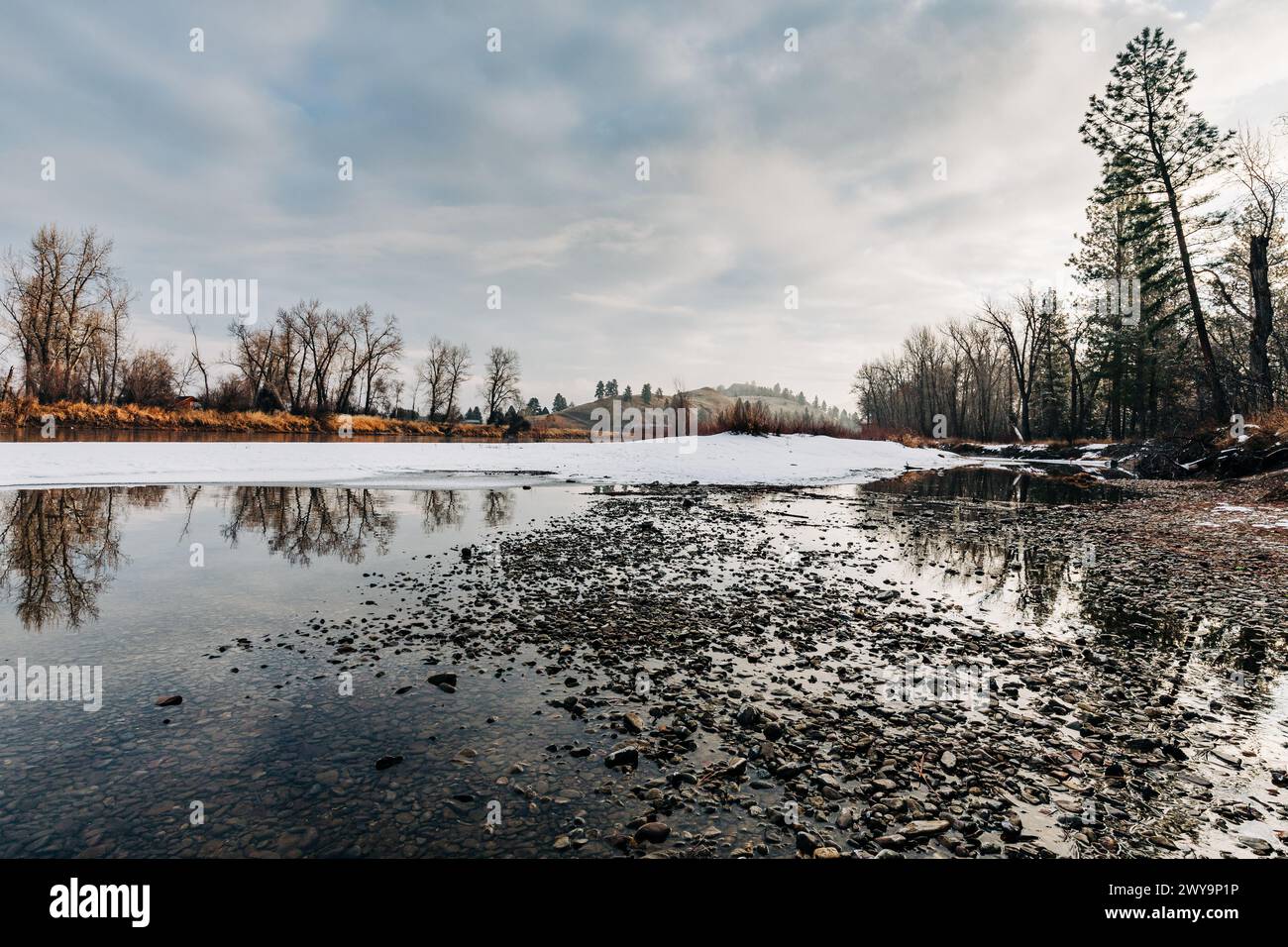 Paysage hivernal froid du Montana le long de la rivière Bitterroot Banque D'Images