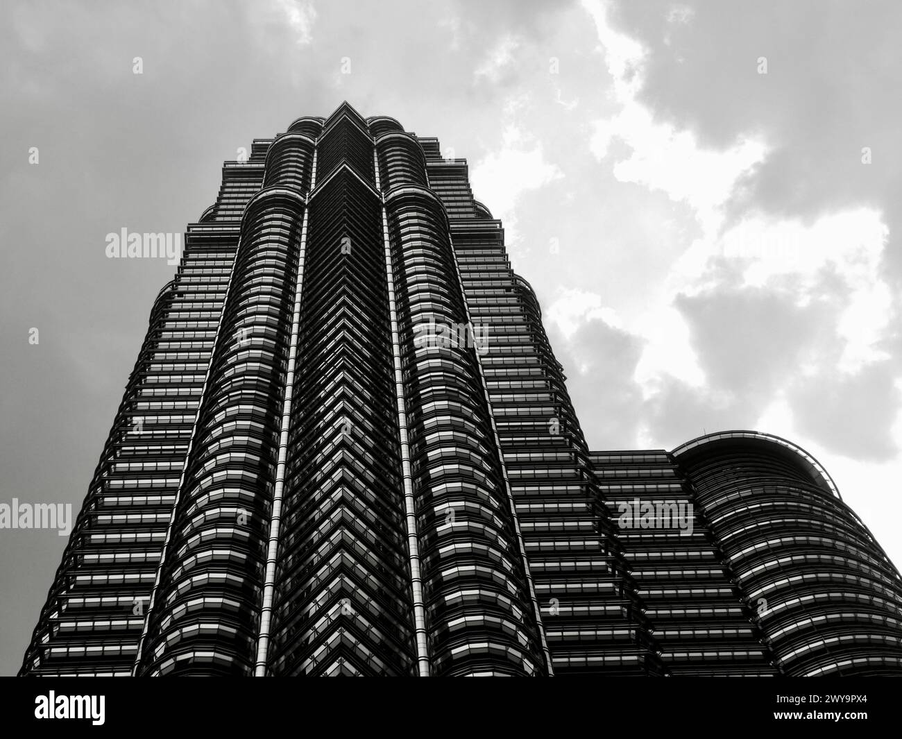Photographie en noir et blanc d'un bâtiment moderne Banque D'Images
