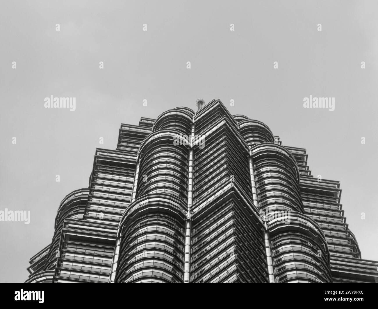 Photographie en noir et blanc d'un bâtiment moderne Banque D'Images