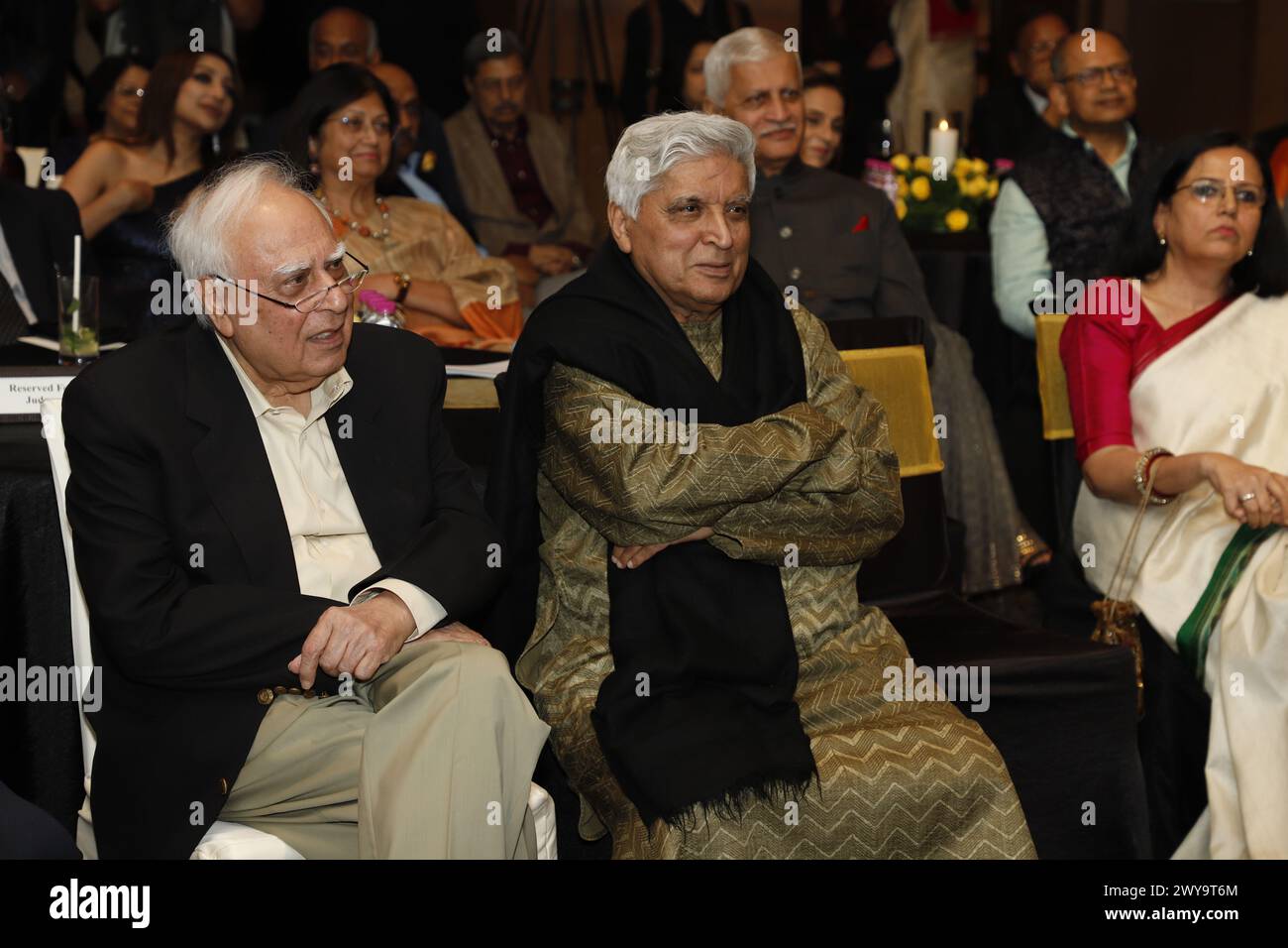 NEW DELHI, INDE - 16 MARS : le scénariste, parolier et poète de Bollywood Javed Akhtar et le leader du Congrès Kapil Sibal lors du lancement de la bourse Fali Nariman et de la série de conférences annuelles, organisées par Mohit Saraf, fondateur de Saraf and Partners, le 16 mars 2024 à New Delhi, Inde. (Photo de Shantanu Bhattacharya/Hindustan Times/Sipa USA ) Banque D'Images